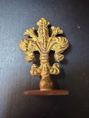 Decorative Fleur-de-Lis Accent in Gold Finish